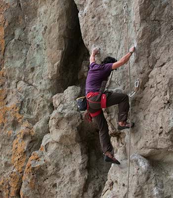 Escalade de roches ou de glace de différents niveaux de difficulté.
